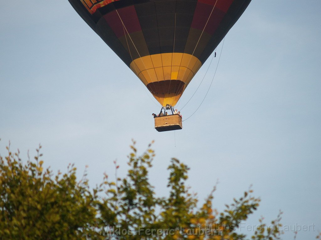 Heissluftballon im vorbei fahren  P16.JPG
